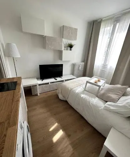 Cozy Tour Eiffel Paris