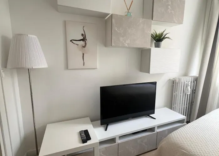 Cozy Tour Eiffel Apartment Paris